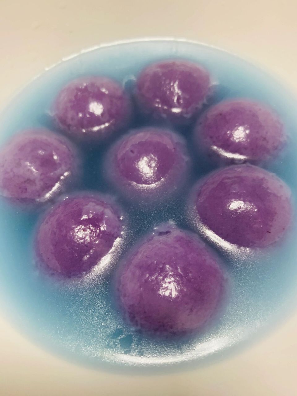 94紫薯汤圆煮出来的水是绿色95 第一次吃94紫薯汤圆,竟然是绿色