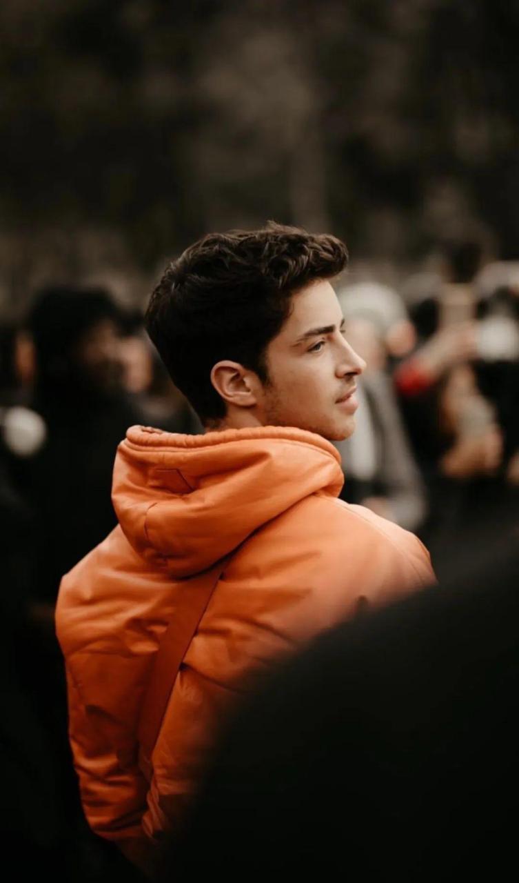 童星出身的 manu rios,由网络红人歌手转型演员,身材很好的他成为了