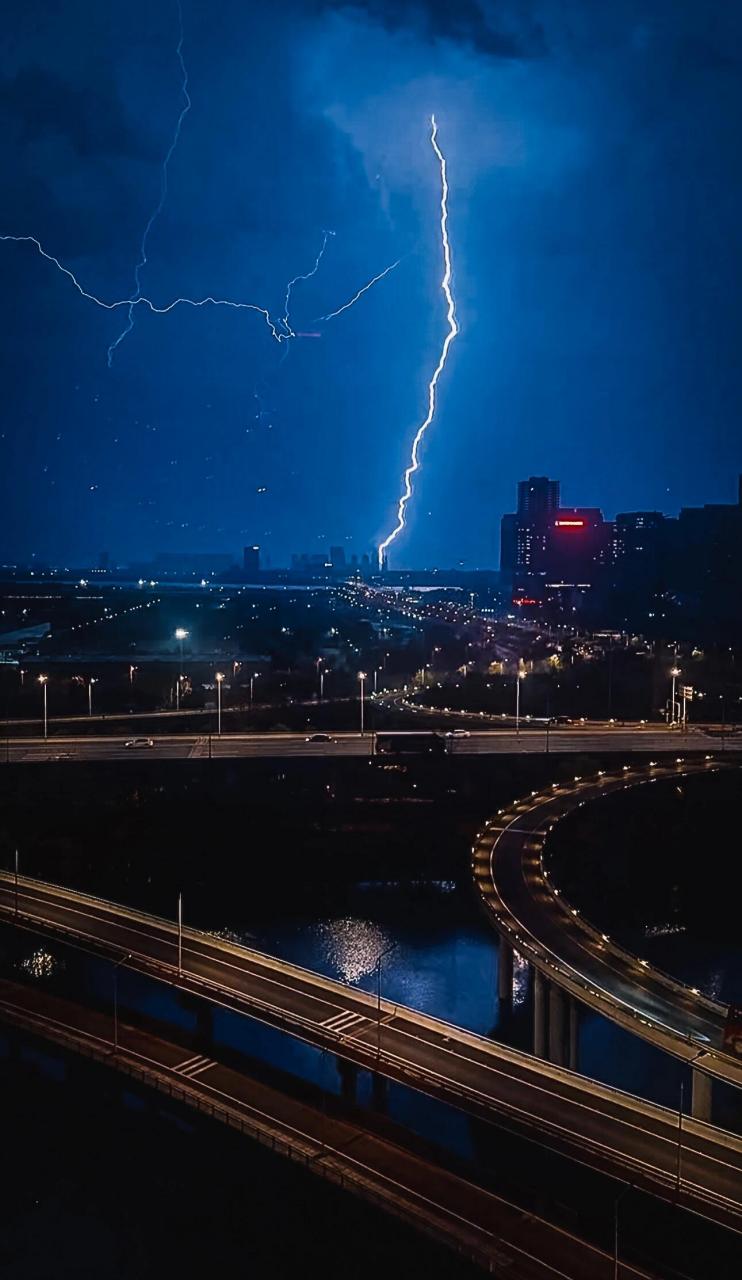 武汉突如其来的暴雨 电闪雷鸣,风雨交加,爽       不停地闪电,暴雨来