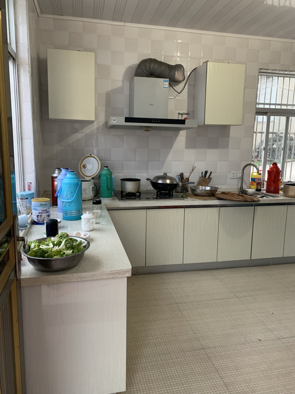 农村橱柜与土灶台的完美结合 相信很多朋友家城市的厨房很漂亮,农村就