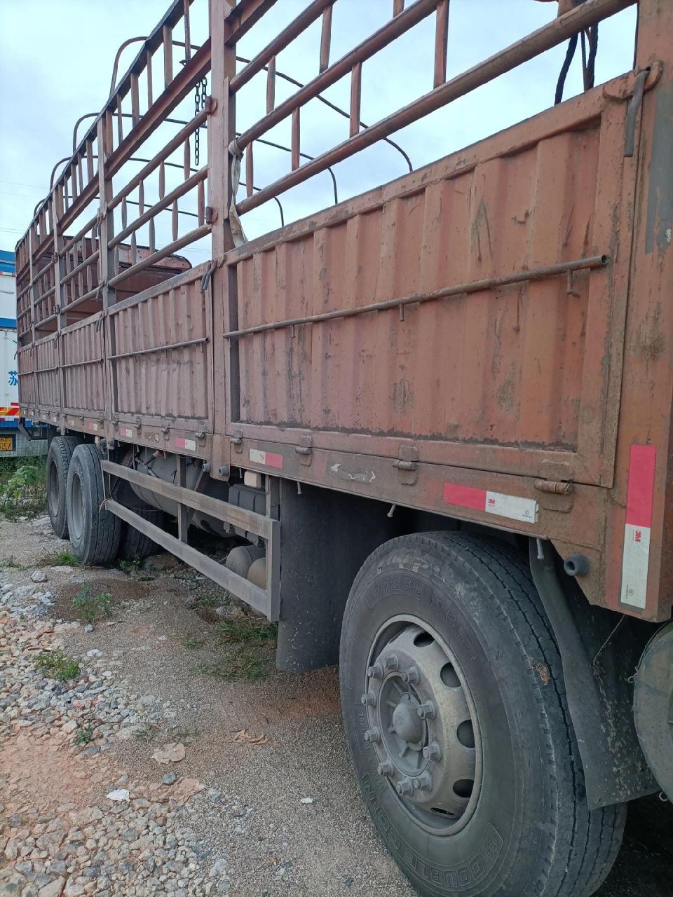 霸龙前四后八高栏货车.14年12月上户,290马力潍柴,9.
