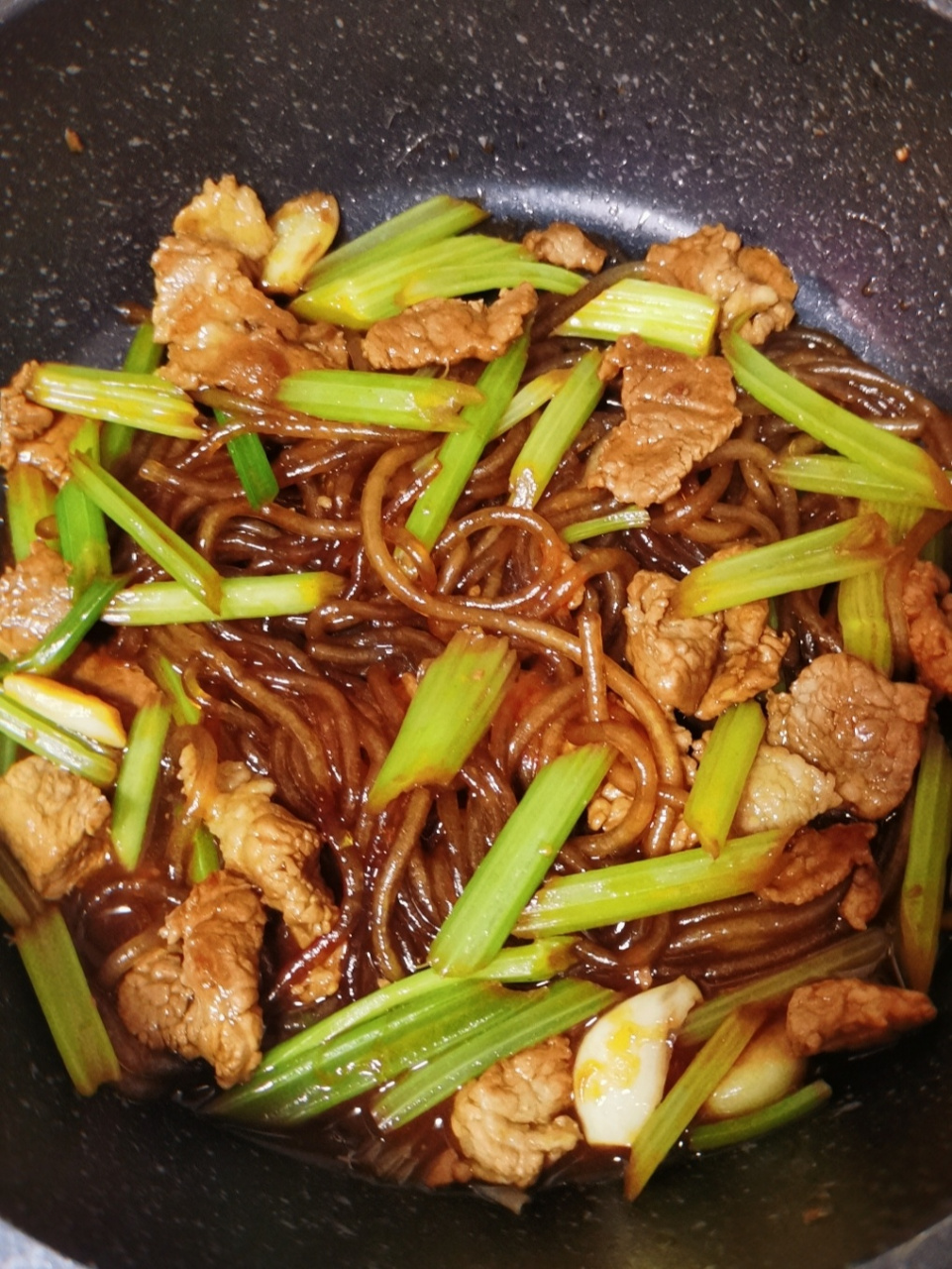 166热油爆香蒜瓣,炒肉 266加酱油炒一炒 366放芹菜,翻炒芹菜