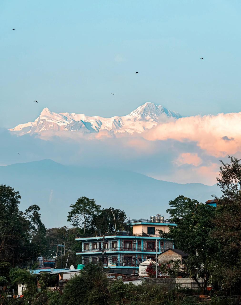 在博卡拉的宁静小镇上,抬头望去,那一抹洁白的雪山在天空中矗立