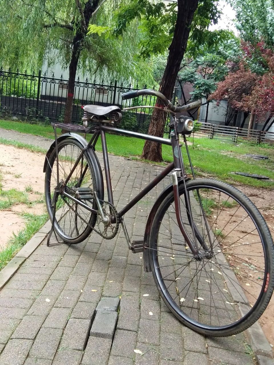 老式自行车 1956年大国防 青岛自行车以倒闸车出名,大部分人只知道大