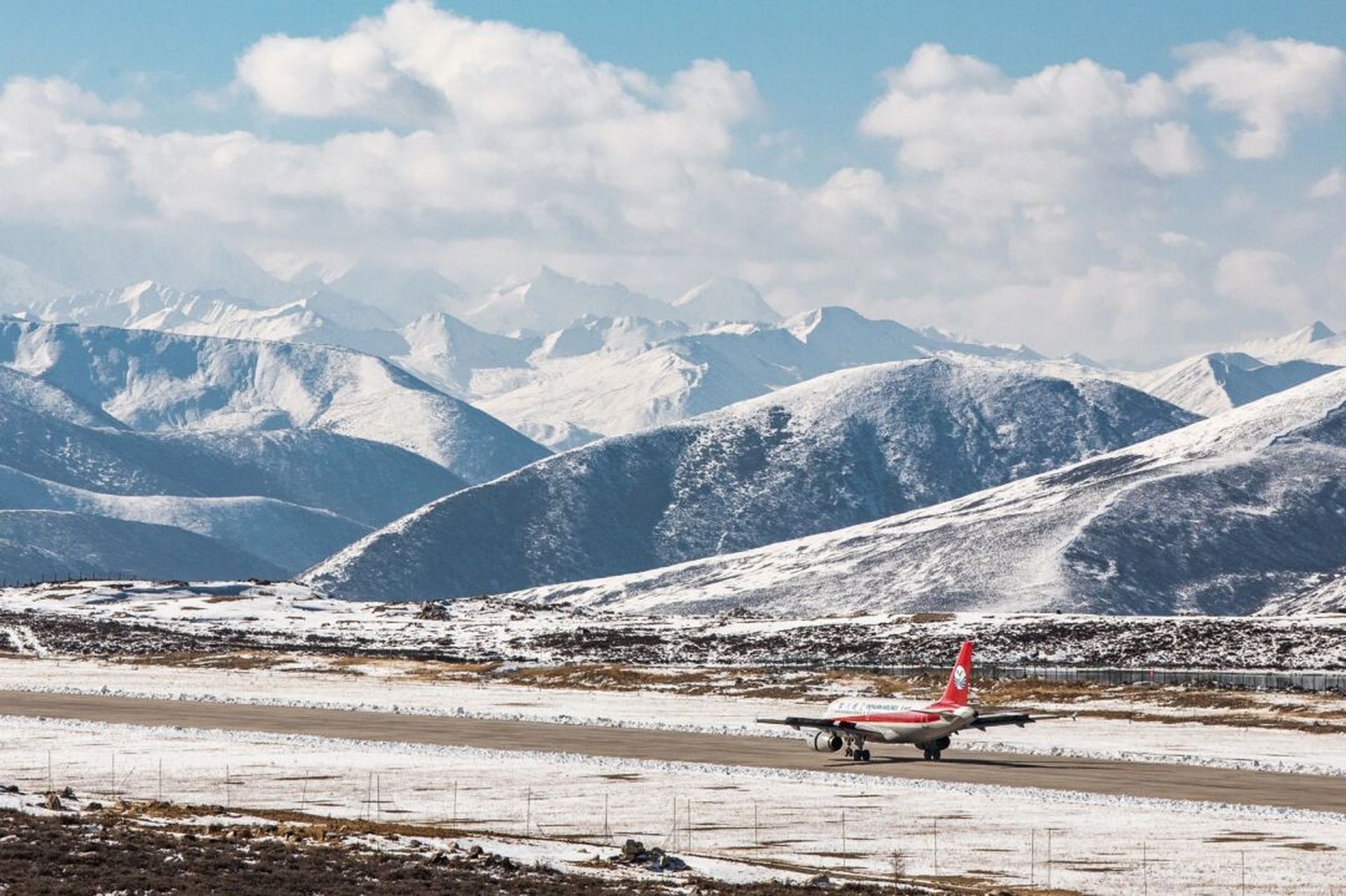 与贡嘎雪山同框的机场,康定机场 中国最美机场 因为它以 蜀山之王贡嘎