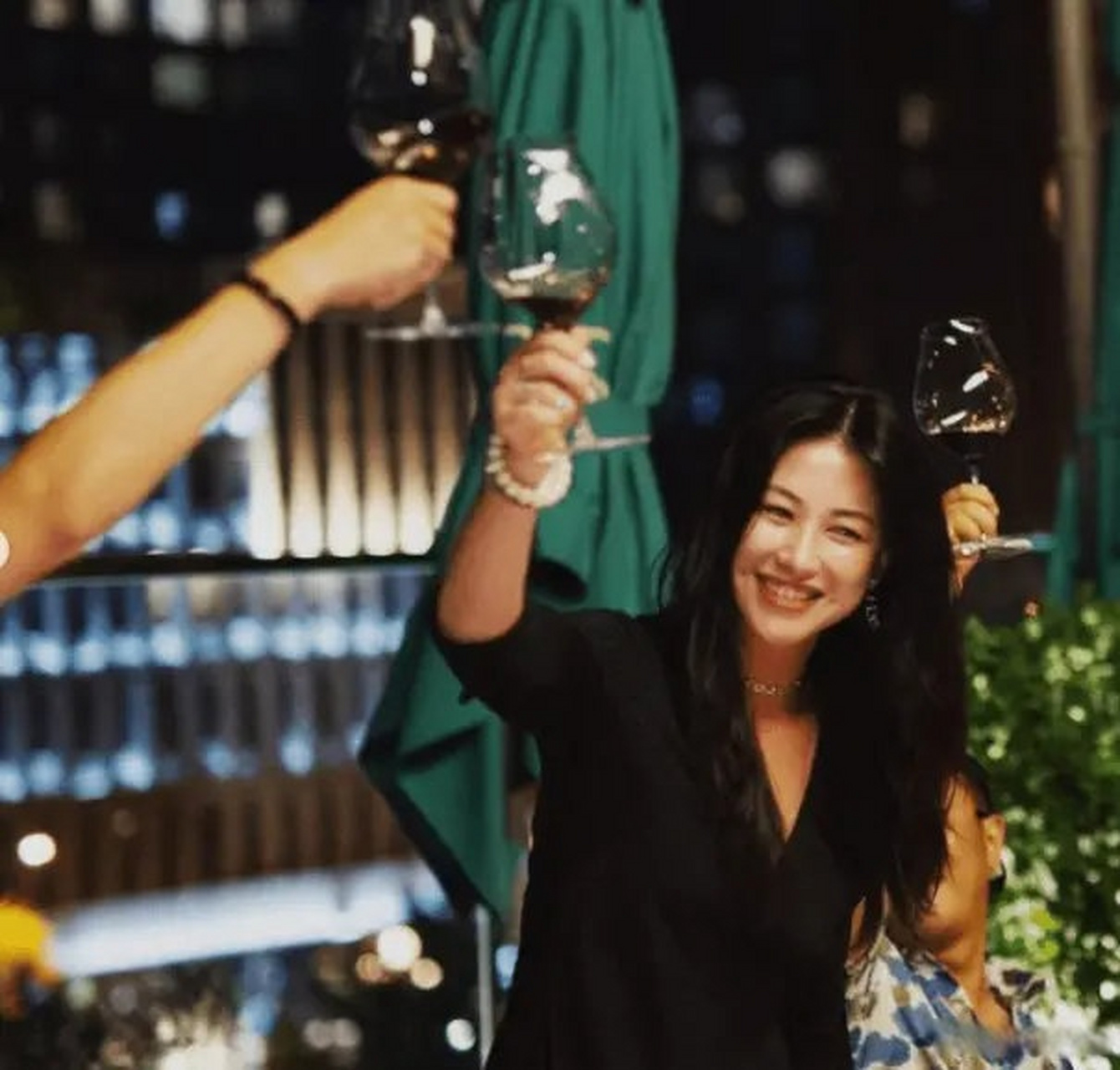 7月20日,朱珠老公王昀佳在社交平台上晒出一组朱珠38岁生日宴会的照片