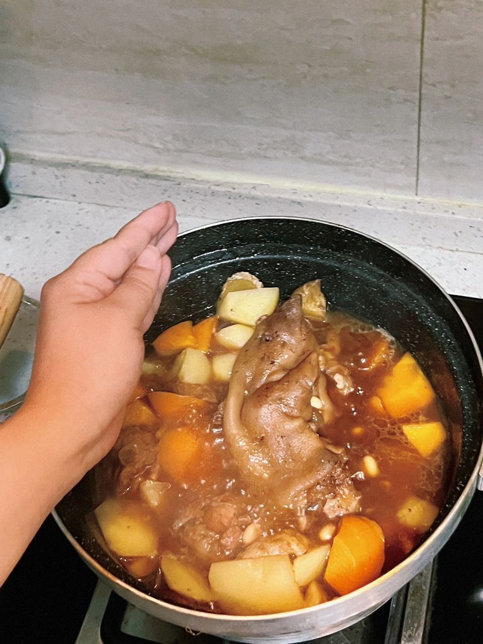 拿到猪手的瞬间莫名觉得有些许熟悉哎!这真的不是我的手吗?