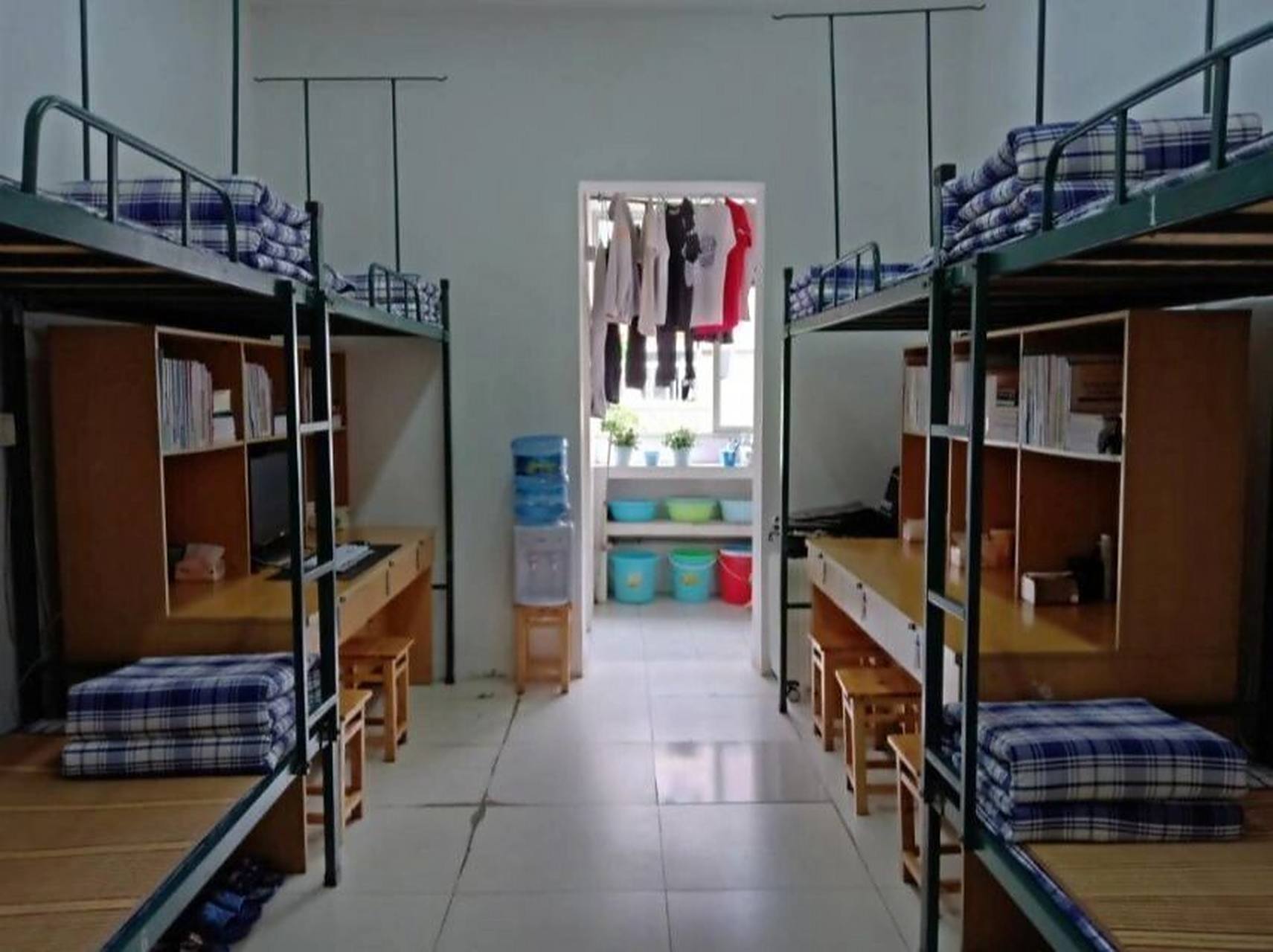 四川工程职业技术学院宿舍环境 前面两个是800的六人间,后面两个是