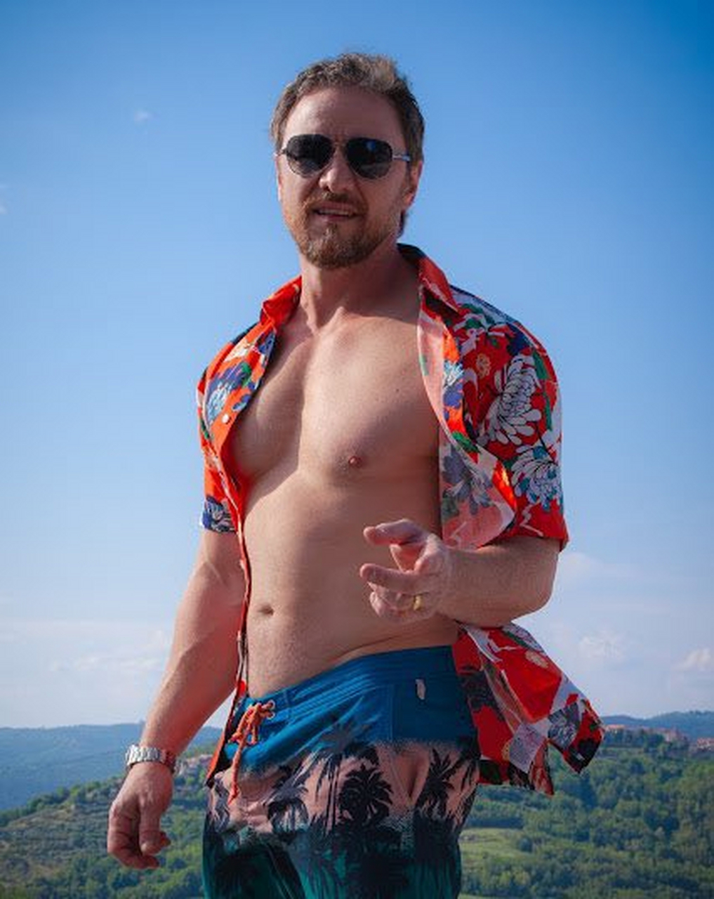 这是他跟麦肯兹·戴维斯主演的恐怖片《不能说的邪恶》,本片根据