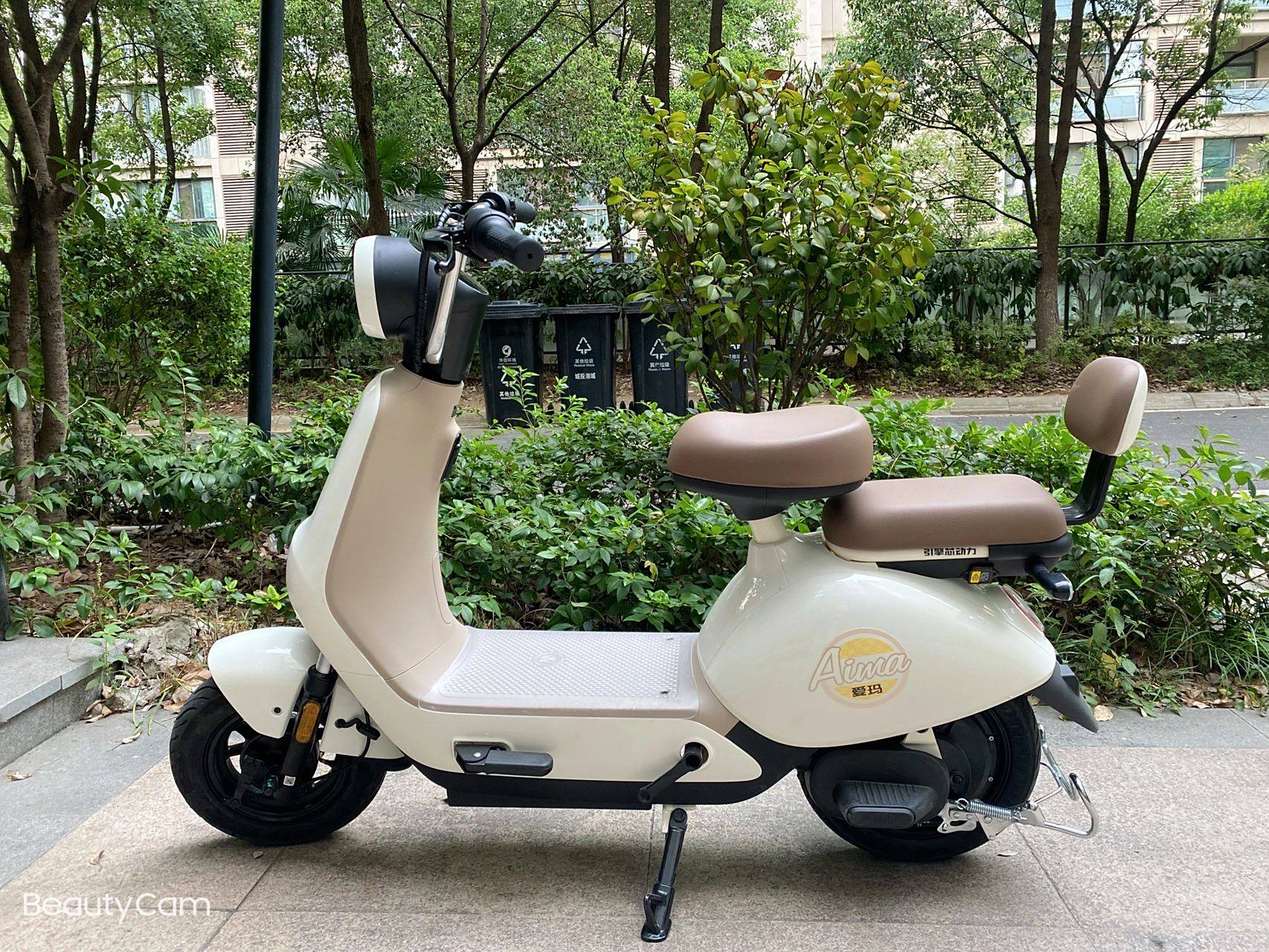爱玛新款小电动冰淇淋半糖 由于身高只有150,很多电动车都骑不了 爱玛
