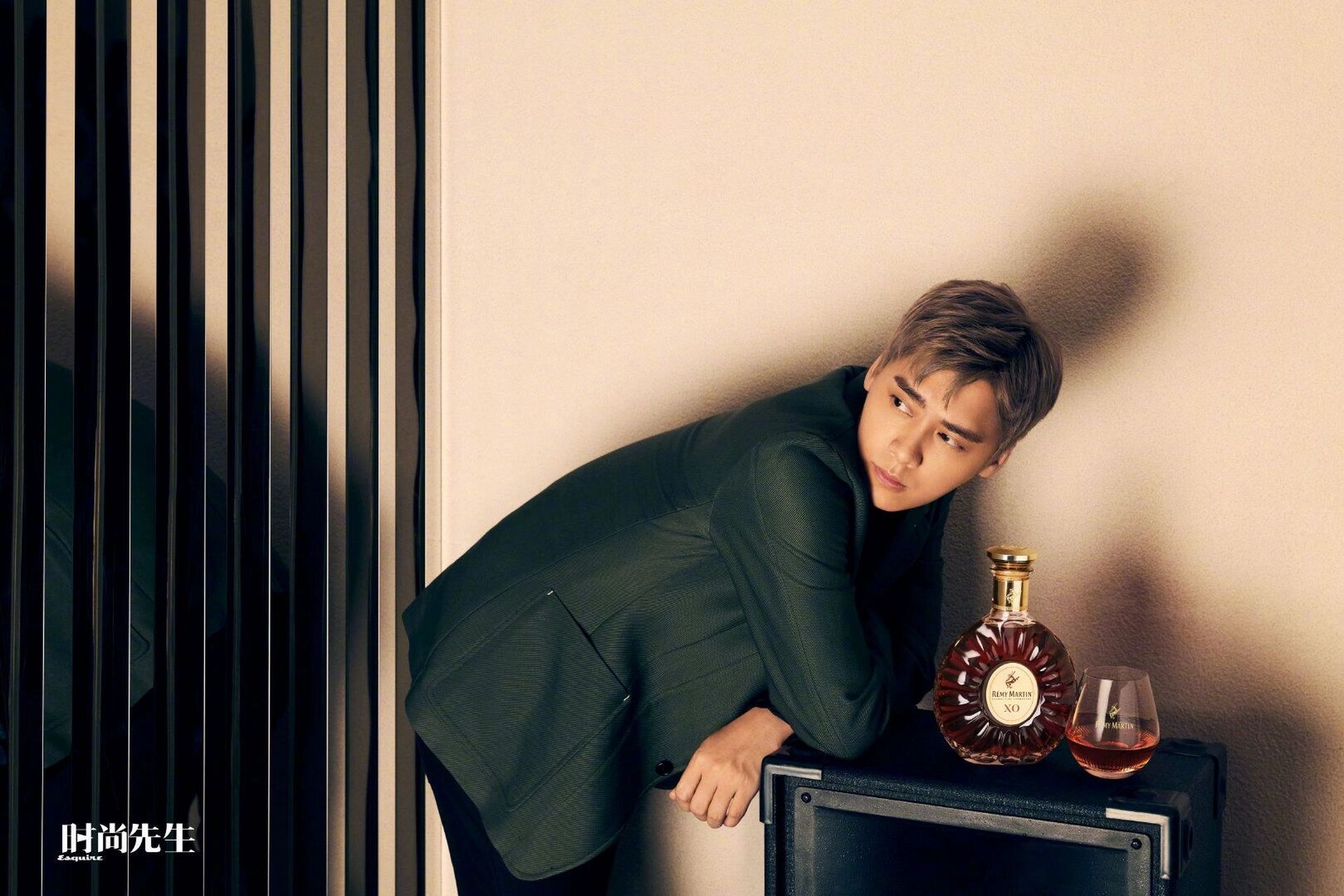 李易峰《时尚先生》六月刊封面大片 限定发色搭配衬衫西装,俊逸绅士