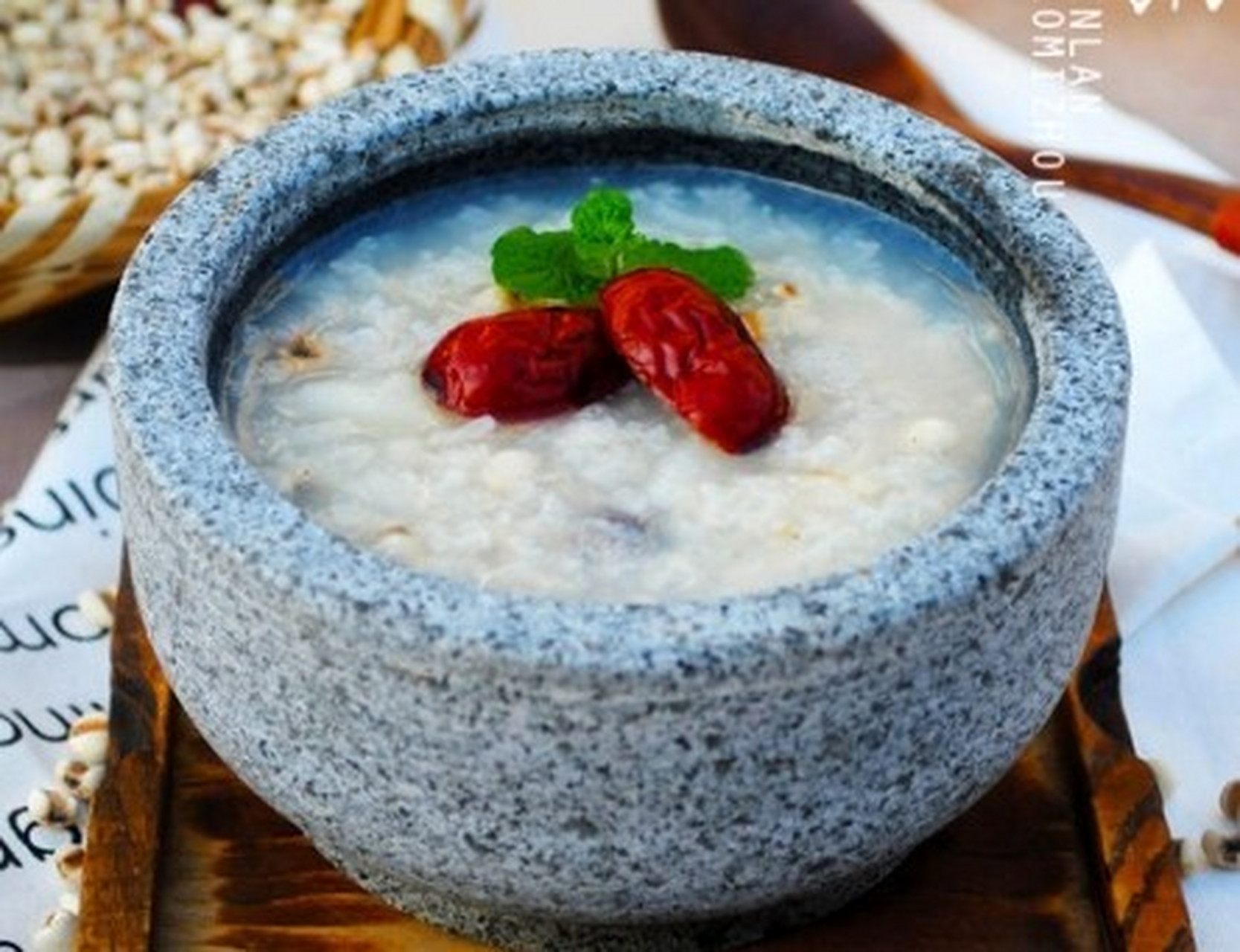 山药薏米粥美食做法 山药薏米粥的做法 1.