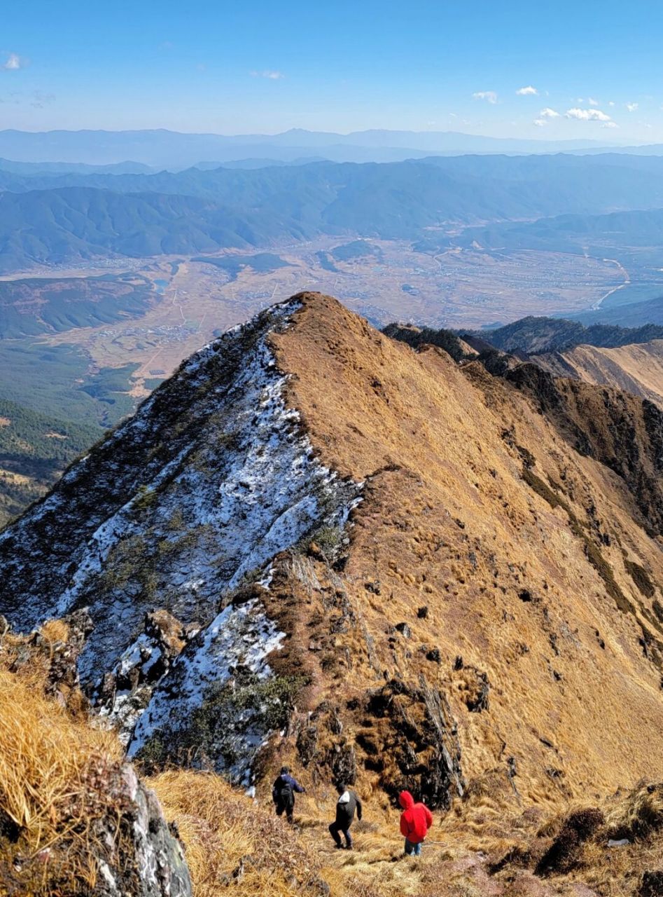 大理最高峰是雪邦山!位于剑川县与兰坪县交界处.