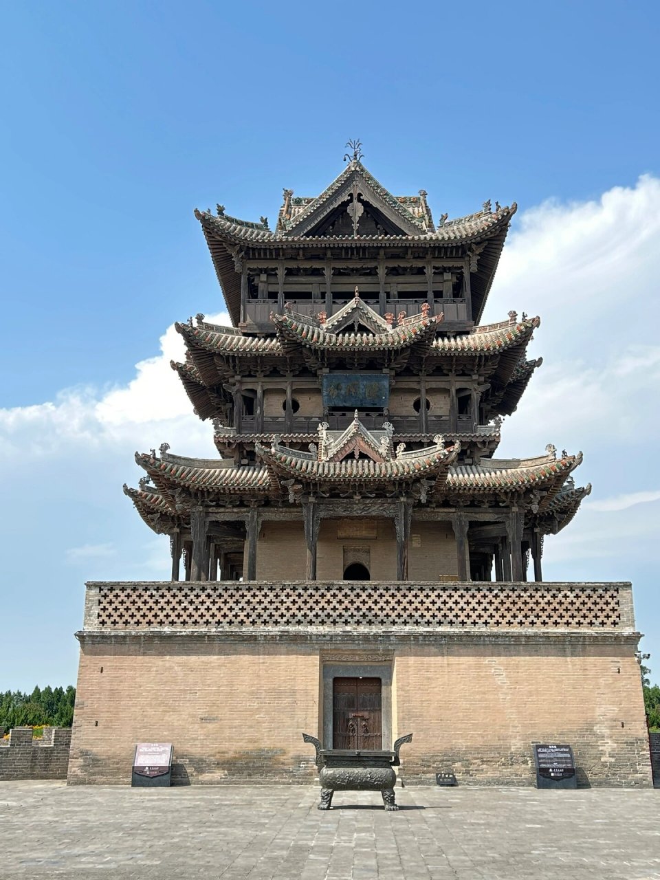 山西古建筑之 万荣后土祠·秋风楼      后土祠 位于万荣的黄河岸边