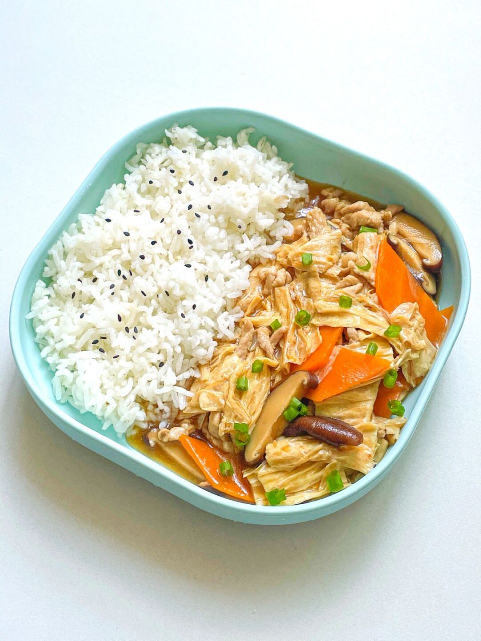 到了今天的辅食分享时刻,今天给俊俊子做了腐竹肉丝盖饭,鲜香下饭