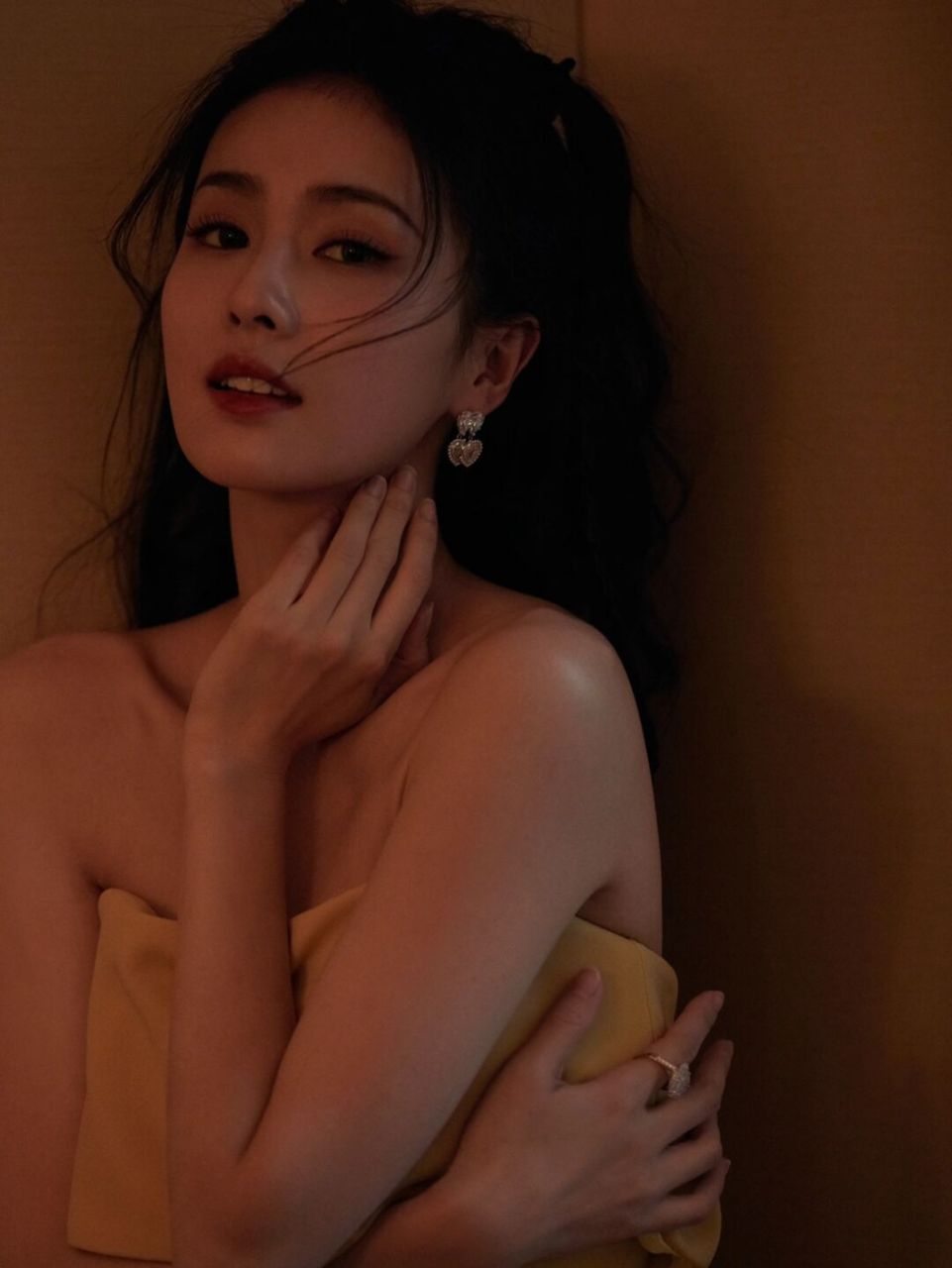 白鹿今日直播造型,身穿淡黄色抹胸长裙,明艳动人 - look 礼服:petite