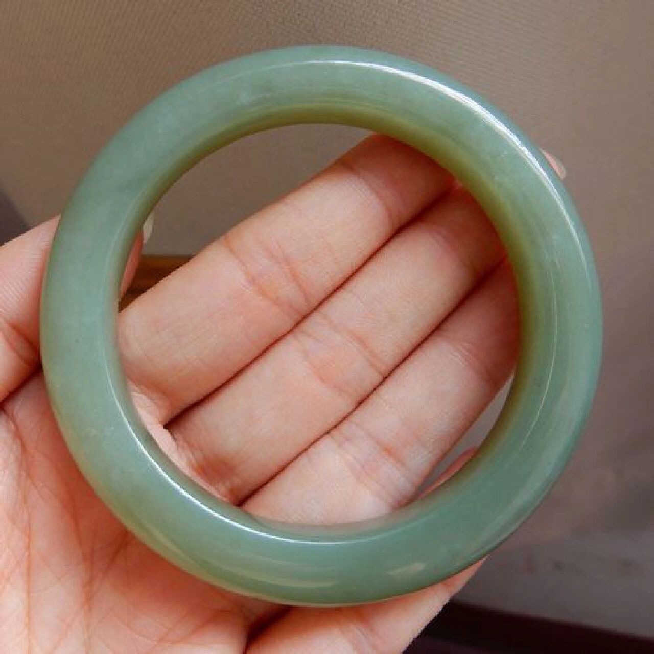 想入手一款和田玉青玉手镯,大概要多少钱?