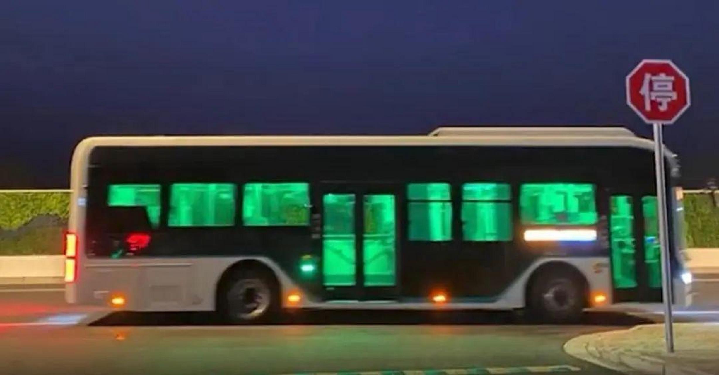公交车发出诡异的绿色灯光,幽灵车在魔都出现?