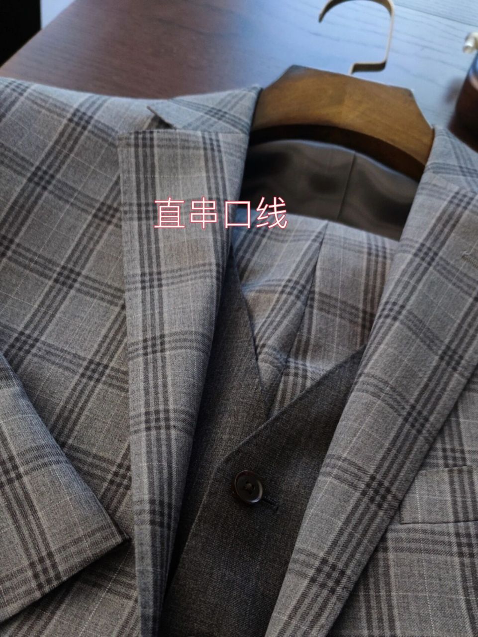 西装定制‖关于西装的几种串口线 首先什么是串口线:就是驳领和领子