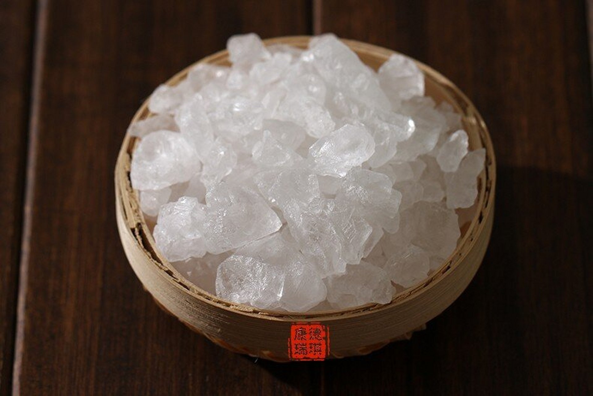 为硫酸盐类矿物明矾石经加工提炼制成.