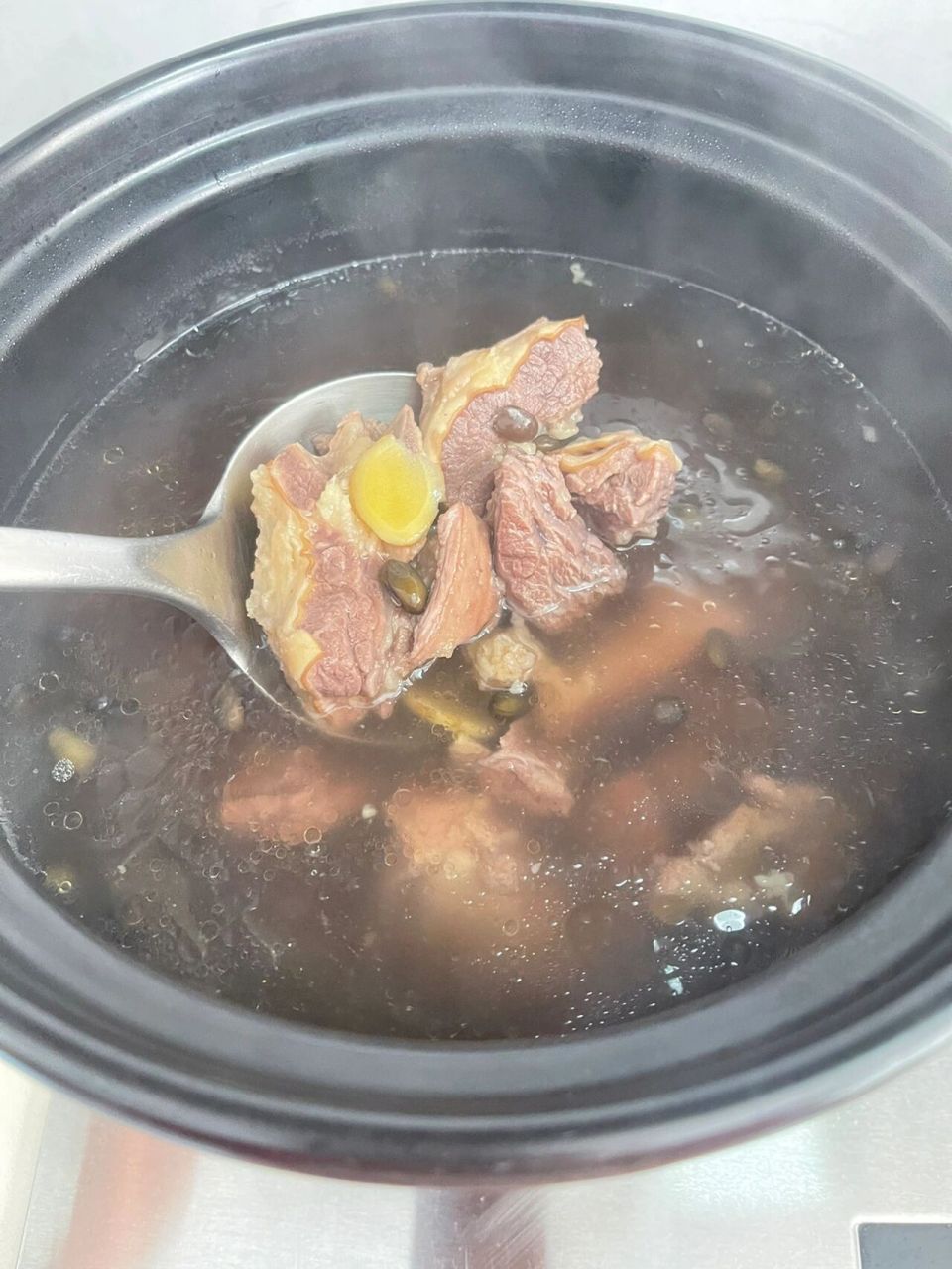 牛排骨煲黑豆 牛骨汤对小孩好,长高,好多牛肉档主都会叫用黑豆或者