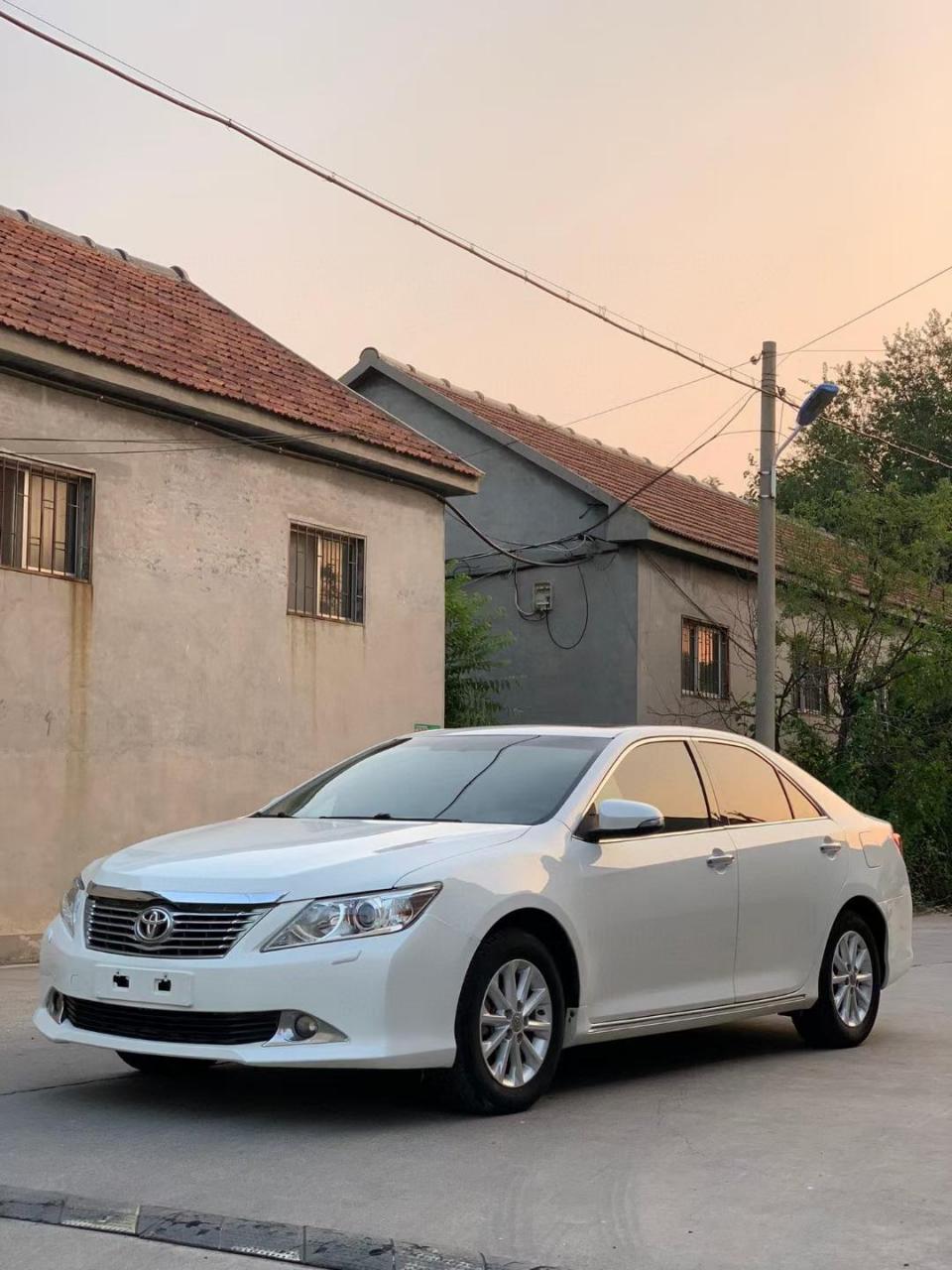 改款丰田凯美瑞,2.0排量,经典的珍珠白.