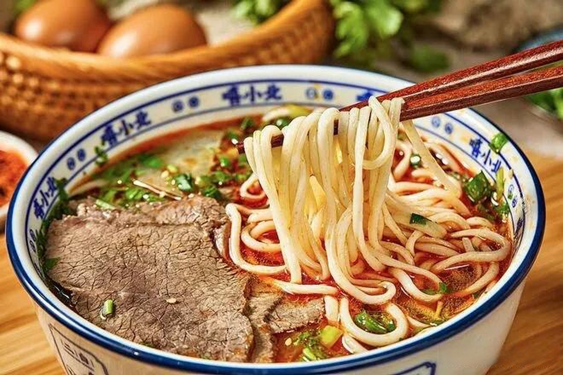 牛肉面在兰州有着悠久的历史,据说起源于唐代.