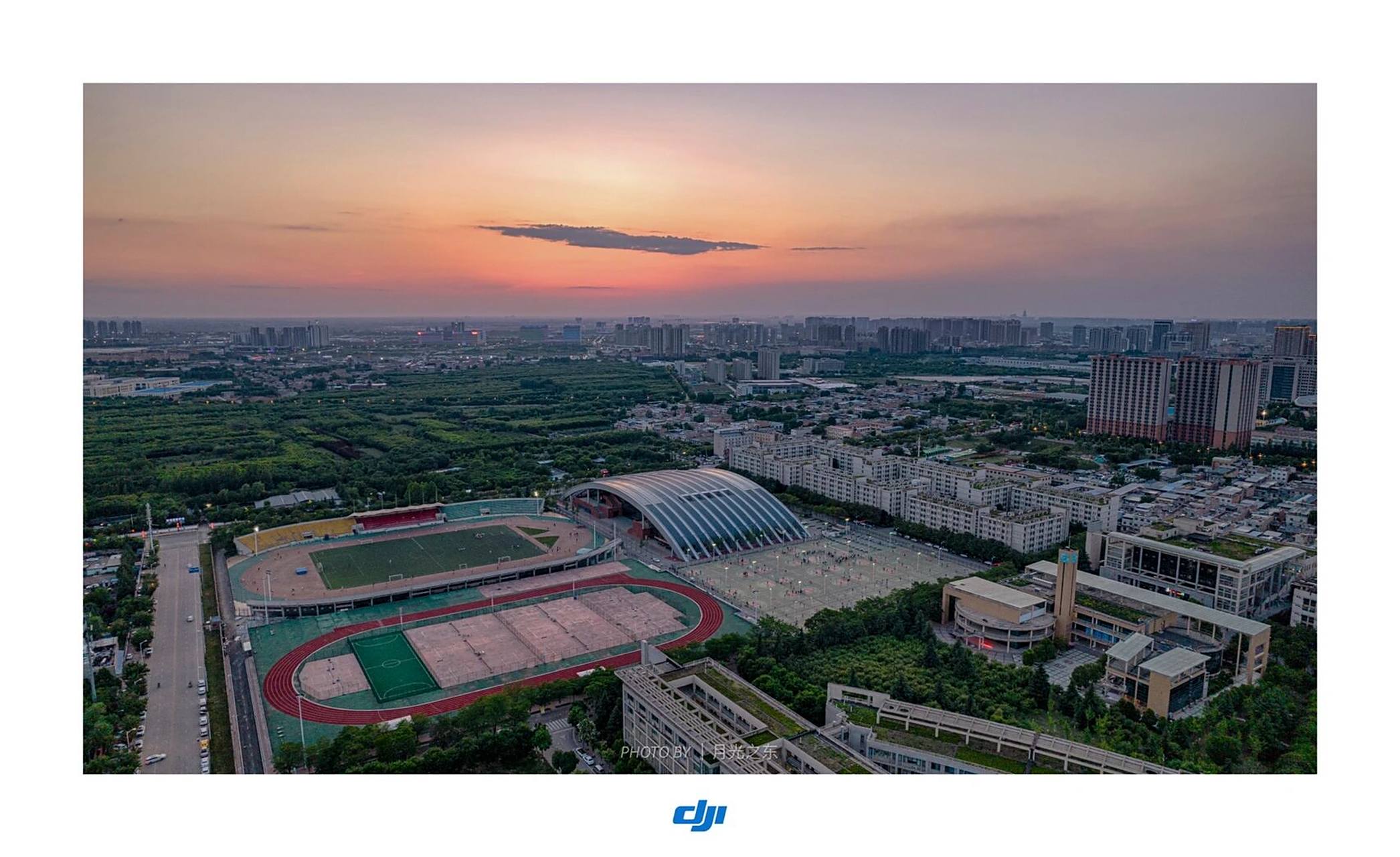 西安航拍|晚霞下的大学操场 航拍视角下晚霞映照下的西安外国语大学