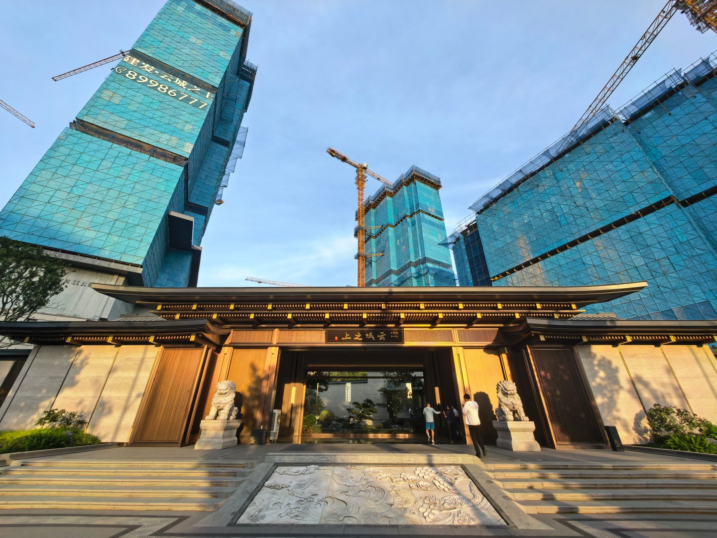 现在这小区做的是真气派啊进去和个小公园一样 并且