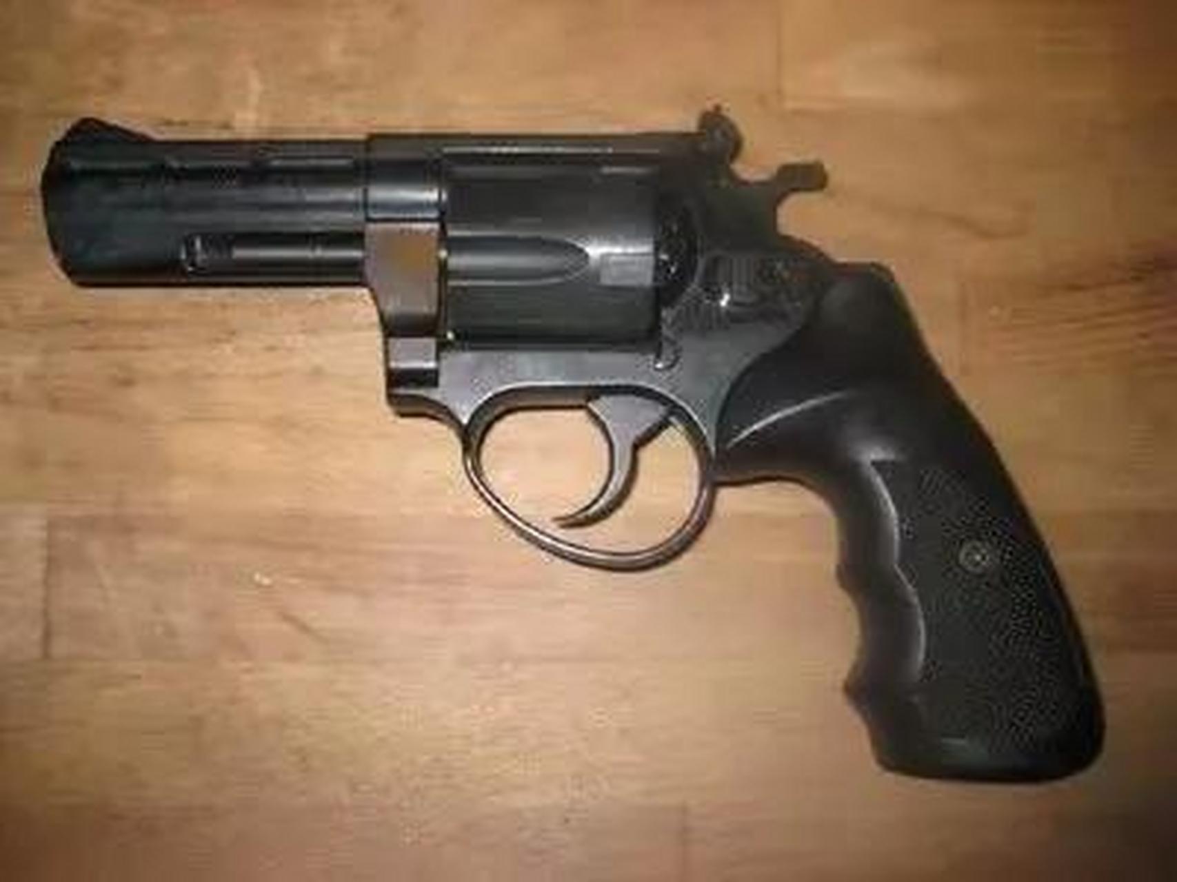 原来老款"点三八"左轮手枪,见证了香港警队的发展历程,成为警员们,最