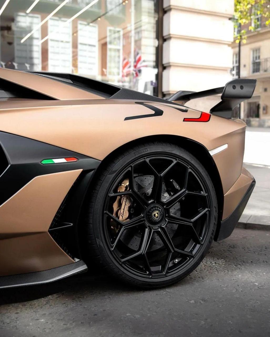 兰博基尼aventador svj作为兰博基尼的顶级赛道版限量车型,全球限量