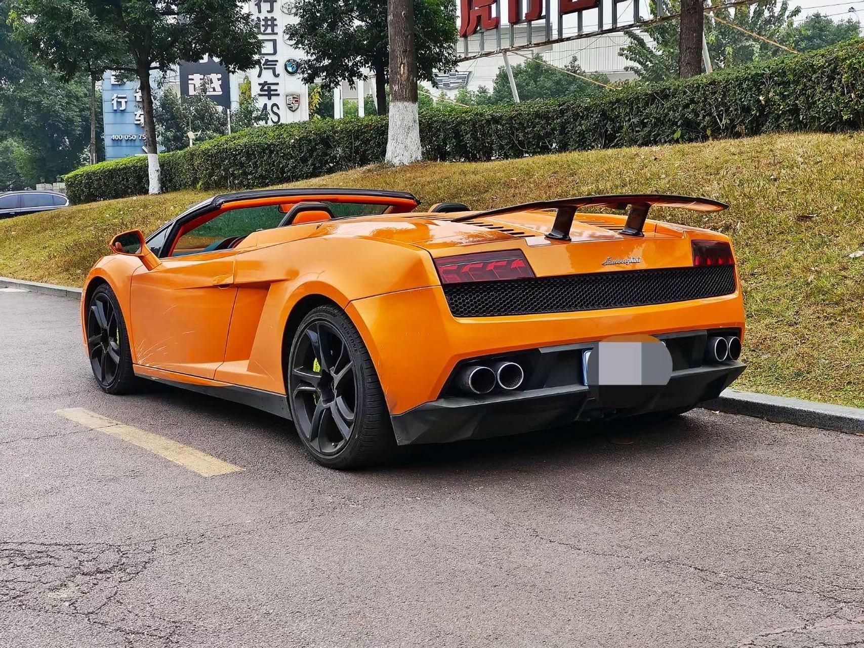 敞篷,新车指导价428万 14年1月上牌 目前仅6万多公里  橙色双拼内饰