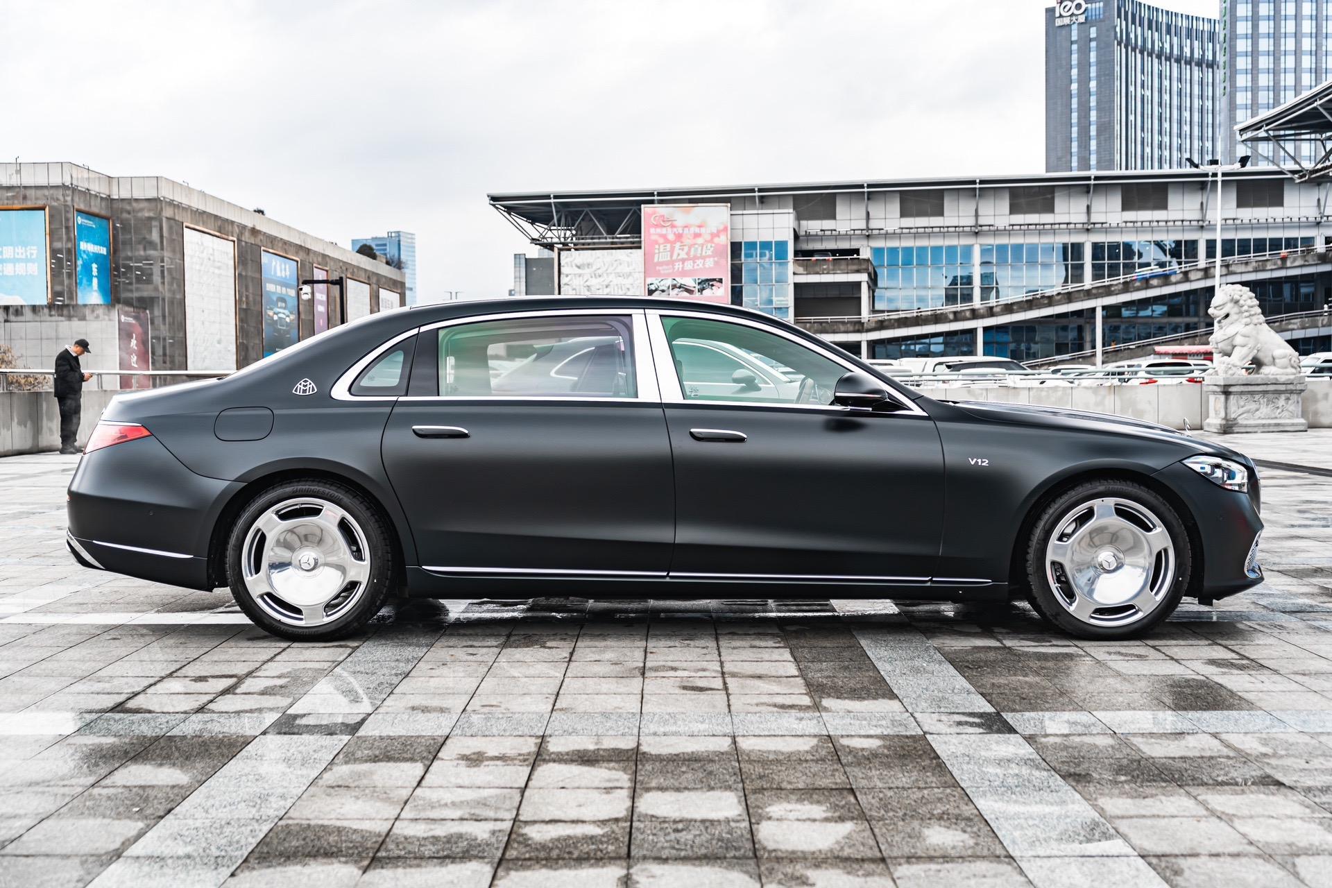 奔驰 迈巴赫 s680 匠心高定首发版.磨砂黑外漆,松露棕/黑色双拼内饰.