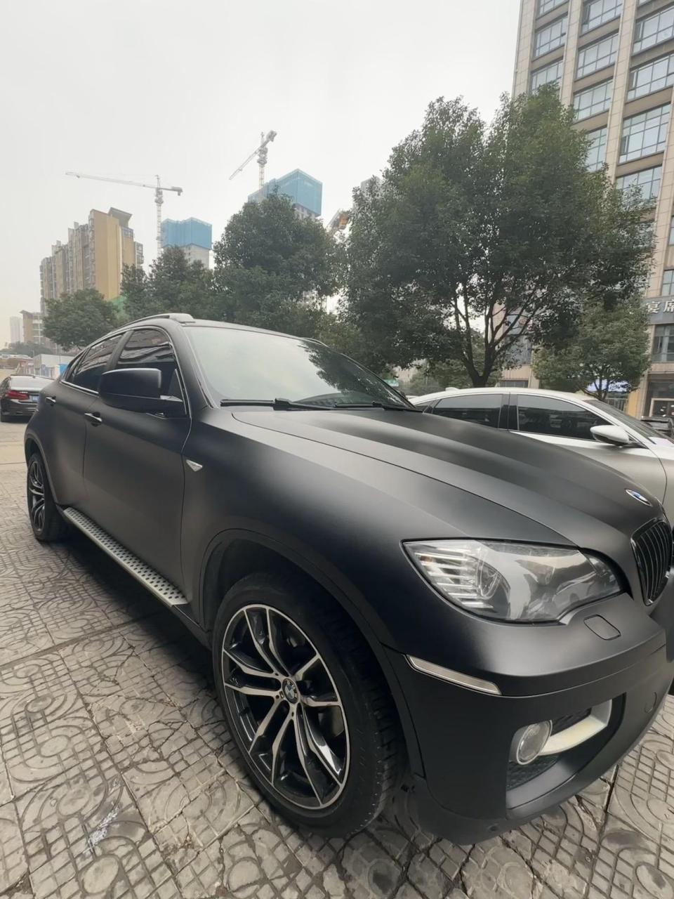 宝马x6,贴磨砂黑改色膜!酷炫外观瞬间升级,品质生活从这里开始.