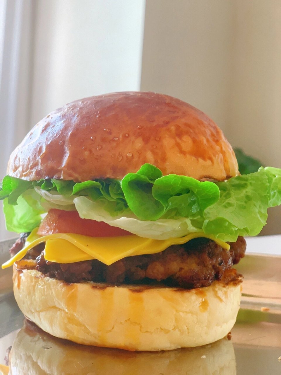 是一种发源于德国汉堡的食品,后传入美国,经美国人改良后的美式汉堡