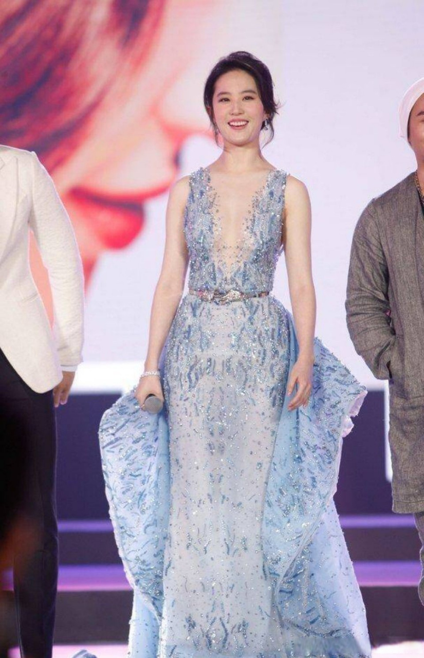 刘亦菲深v着装小秀曲线  原谅图不太清晰 因为衣服太透了