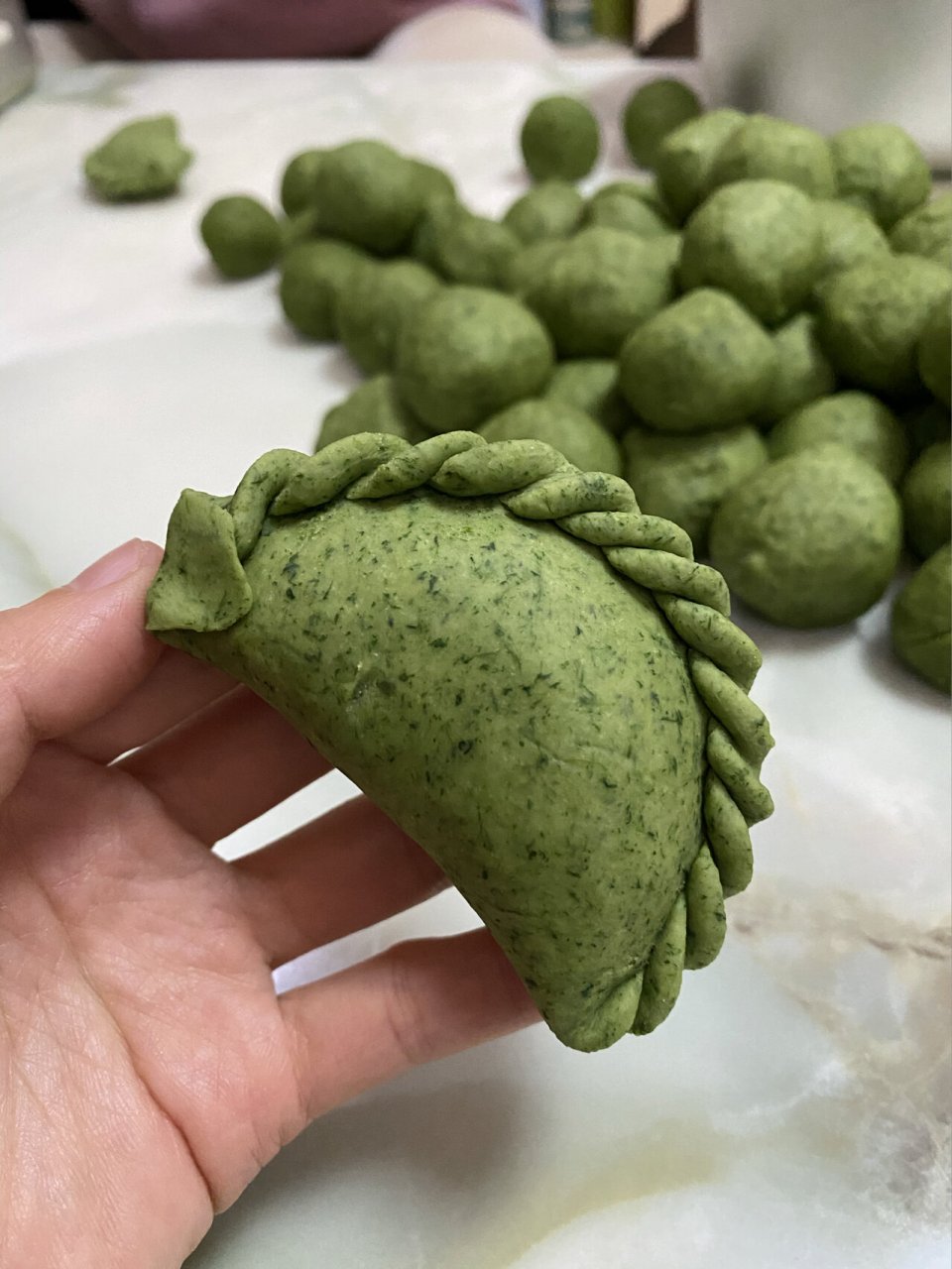 大赣州的传统美食— 江西赣南特色小吃,"艾米果" 每年的阳春三月艾草