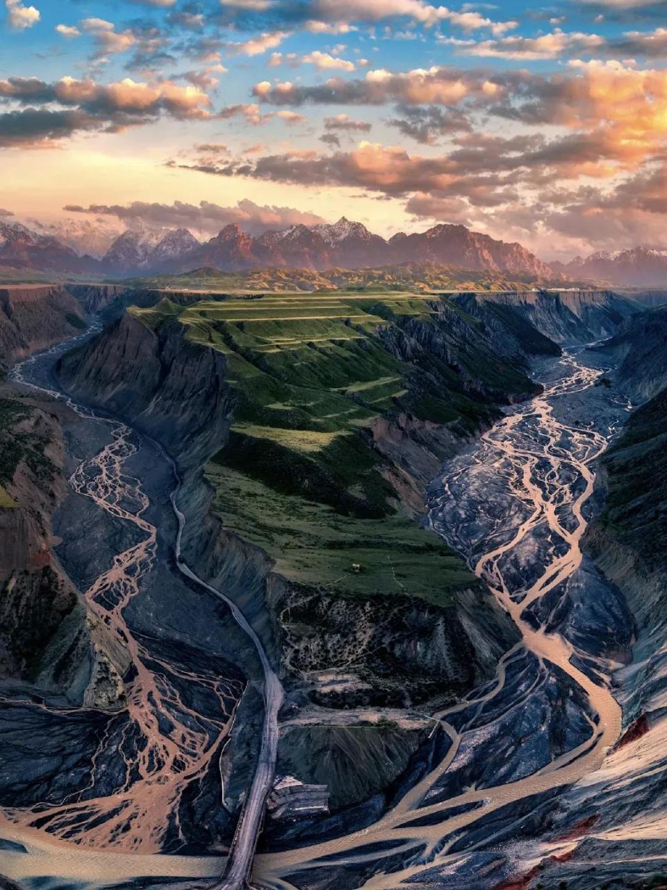 "大地的血管"|||安集海大峡谷,坐落于天山北麓.