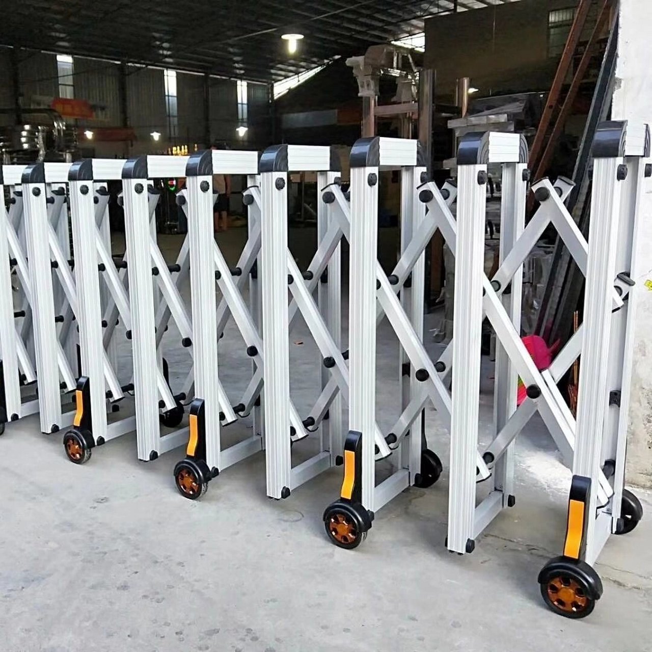 手动推拉路障伸缩高速不锈钢铝合金移动护栏 手动推拉路障伸缩高速