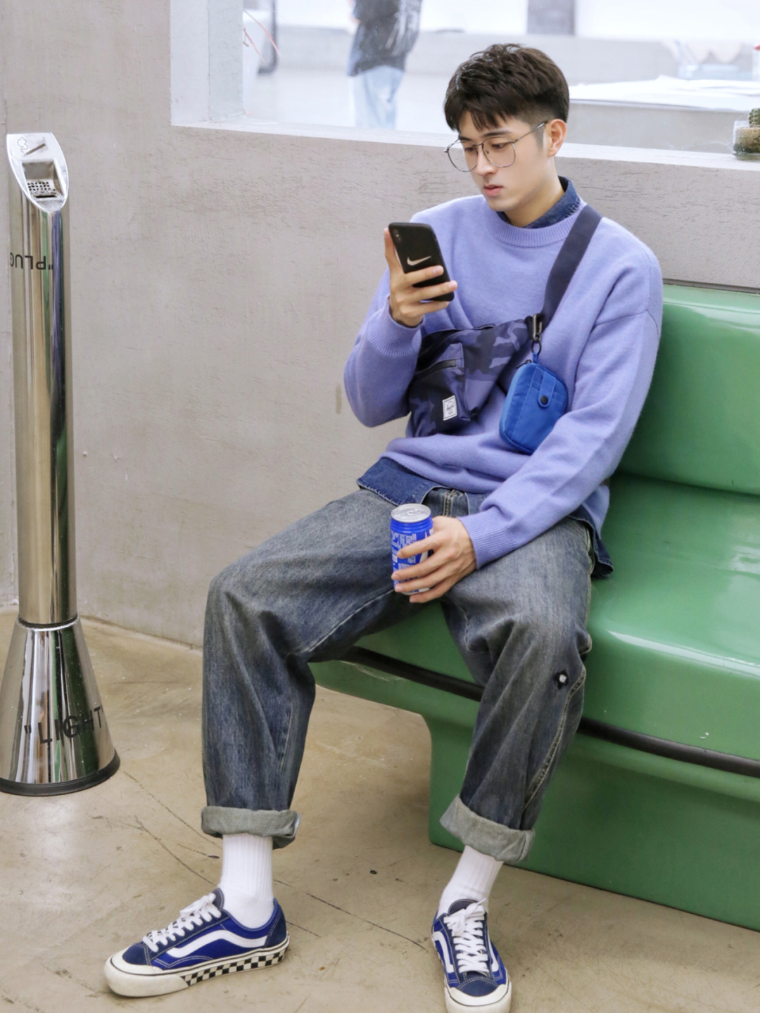 今天分享两套男生冬季毛衣穿搭,偏学生党,所以颜色比较缤纷色系,选了