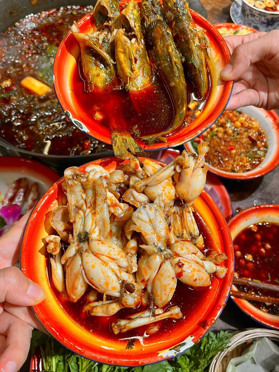 闺蜜说要带我吃一家hin新鲜很特别的黄辣丁火锅 真的绝了,现杀的黄辣