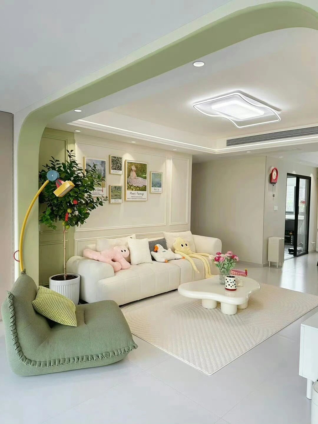 阳台拱门相对于来讲更精美一些,性价比也更高,对装修预算不高的朋友