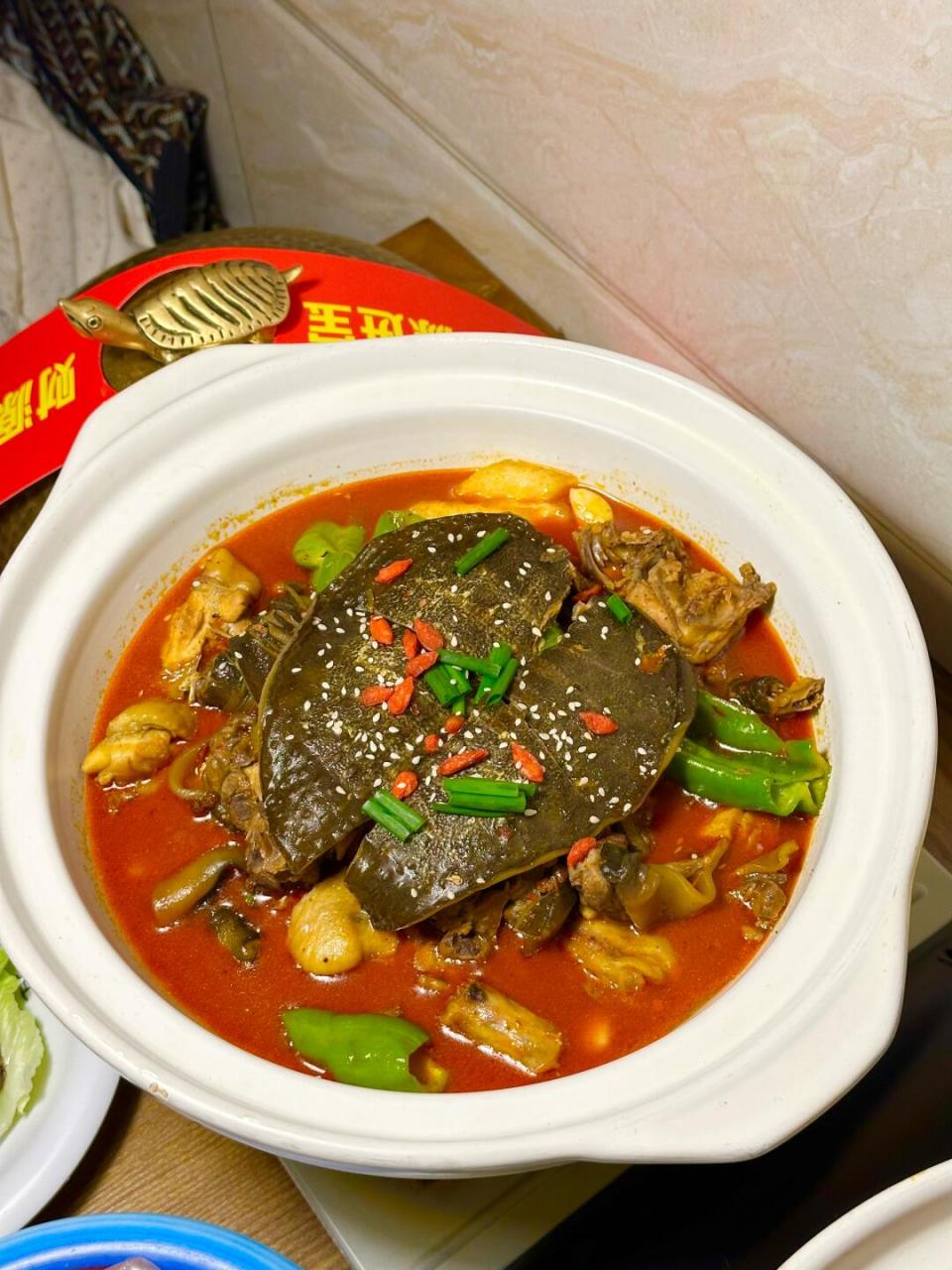 「甲鱼烧土鸡」量非常足,一整只甲鱼和鸡一起炖,很嫩很入味!