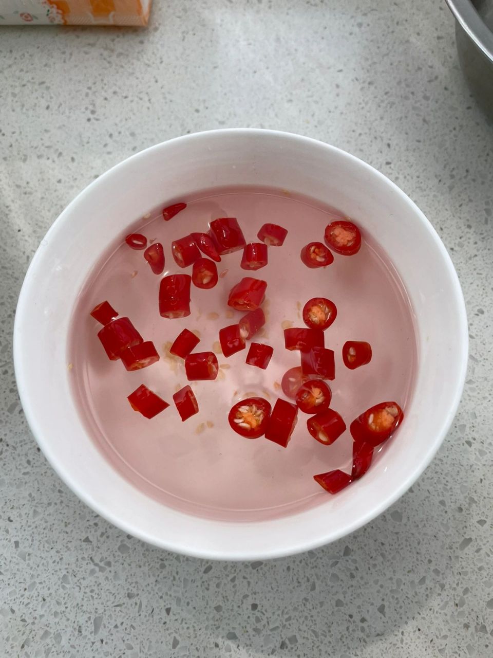 自制辣椒水 灌在喷壶里,我多年的经验,可以使人短暂无法睁眼,失去战斗