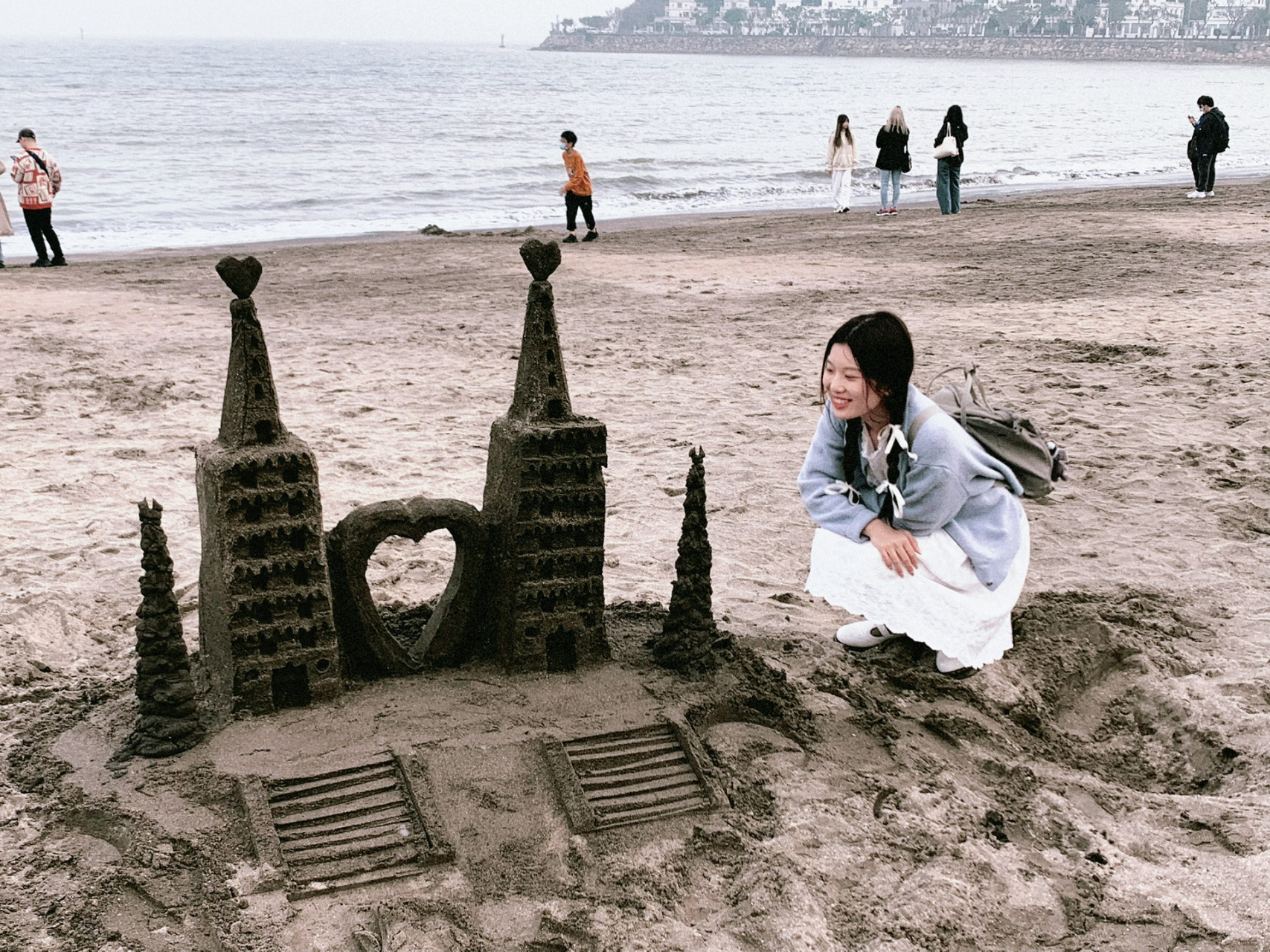 9890黑沙海滩边不定期出现的沙子城堡!