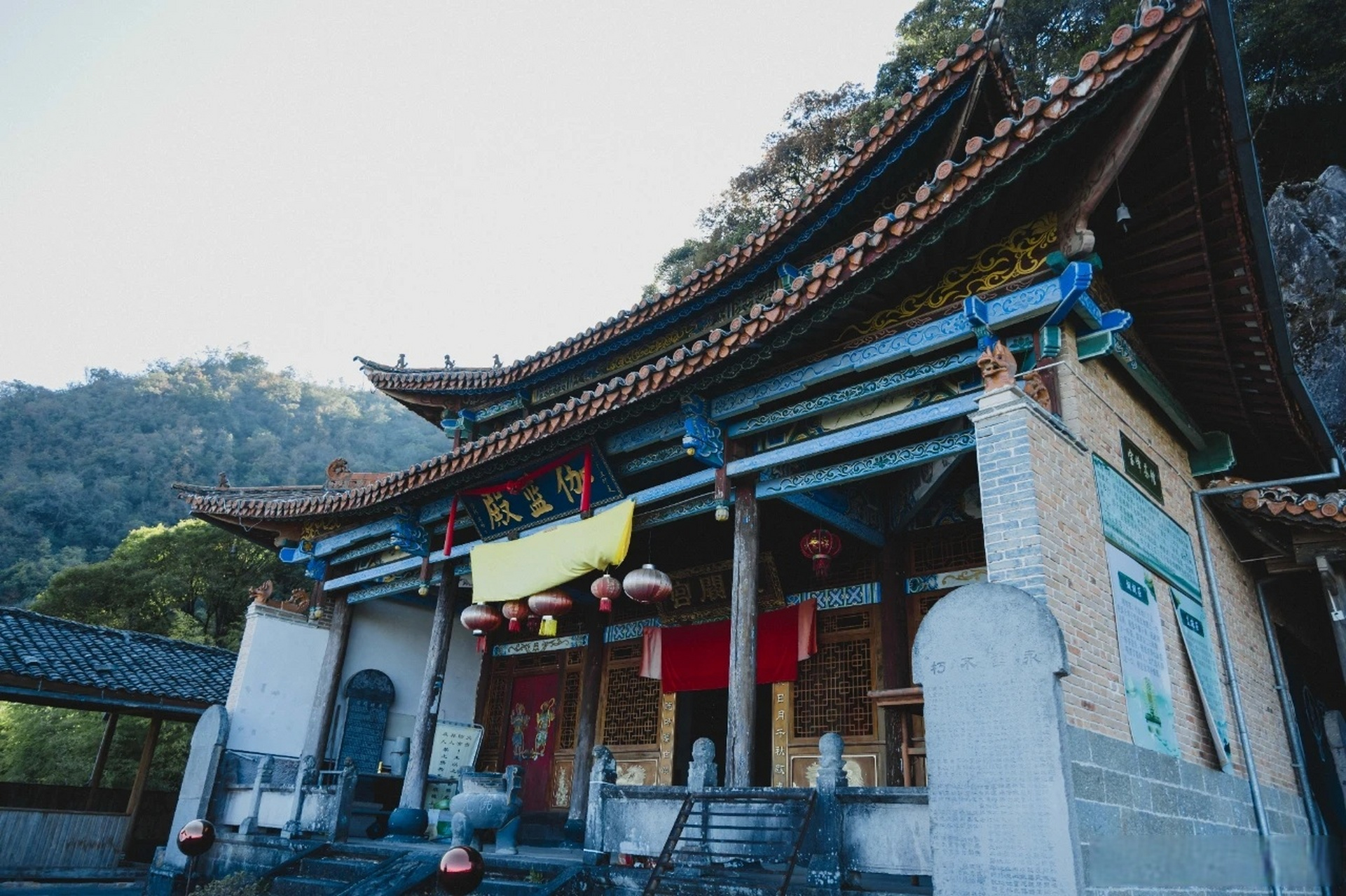 腾冲心旅行# 宝峰山石刻与石坊,明代始建,后代续建,历经数百年的酚觋