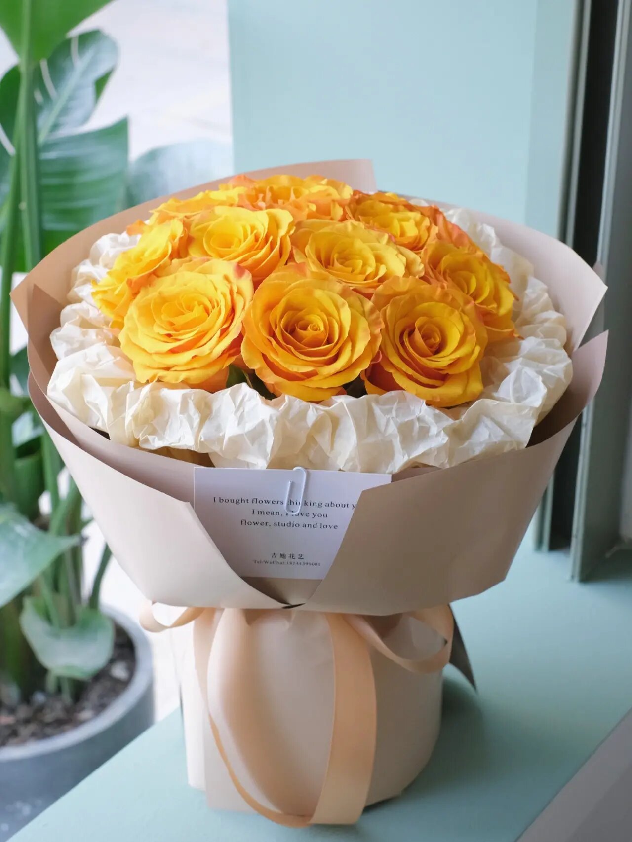 会让人心情变好的黄橙色辉煌玫瑰花束