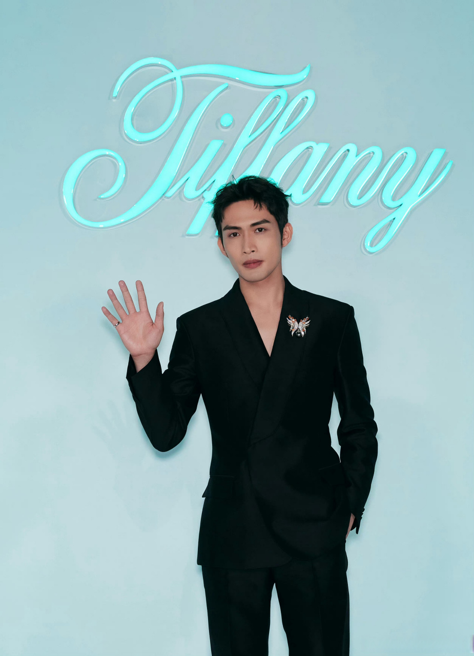 yoka城中热事yoka在现场#张彬彬暗夜黑真空西装造型##张彬彬的脸和