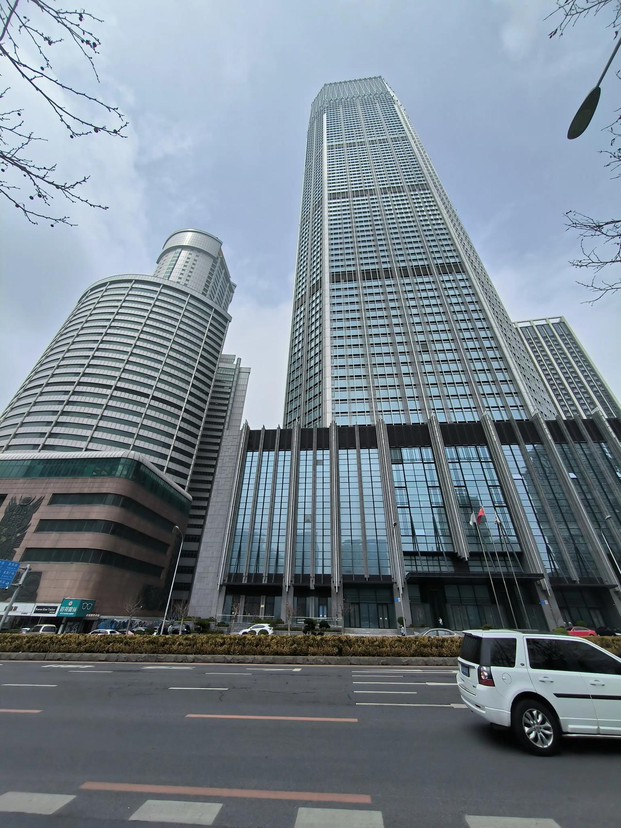 大连火车站附近的金座大厦和国贸大厦,可以说是难兄难弟,从建好之后就