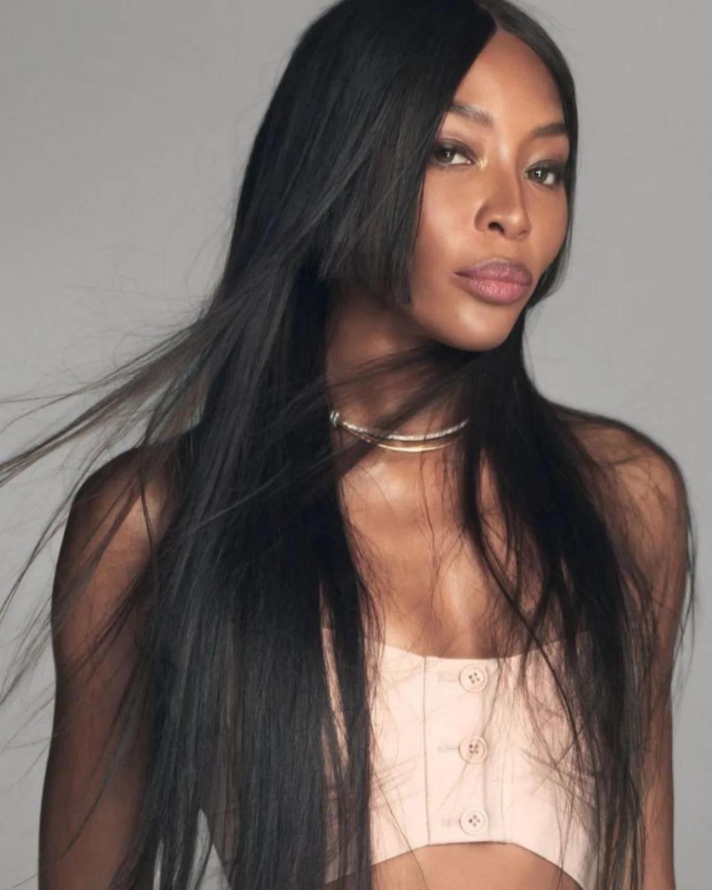 今年53岁的英国国宝级超模"黑珍珠"naomi campbell(娜奥米·坎贝尔)是